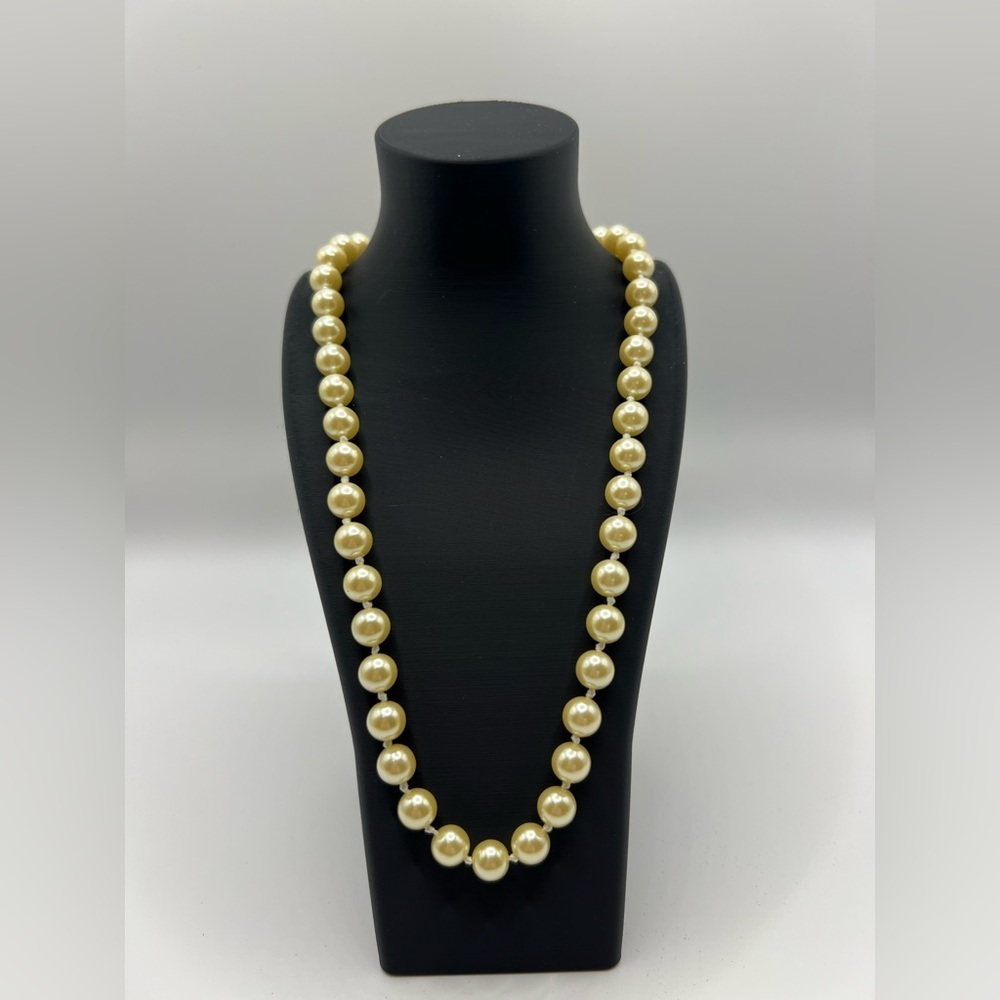 Avon Classic Pearlesque Necklace Large 2001 Faux Pearl Strand